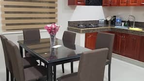 Fridge, microwave, stovetop, cookware/dishes/utensils