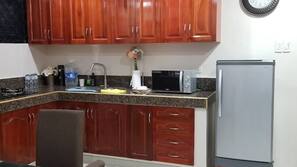 Fridge, microwave, stovetop, cookware/dishes/utensils
