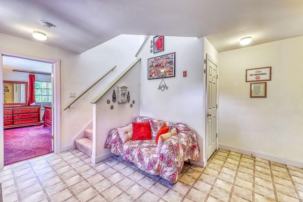 Dogfriendly country home w/ jetted tub, backyard & grill Franconia