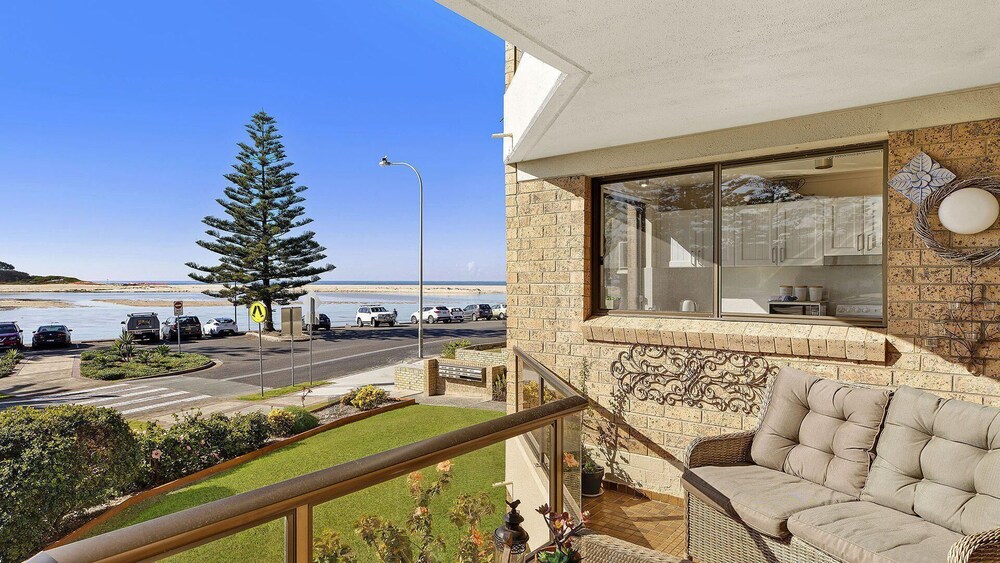 Sundowner Apartment 2 Take in the view Deals & Reviews (The Entrance