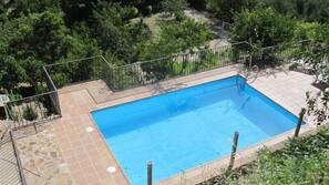 Una piscina al aire libre de temporada