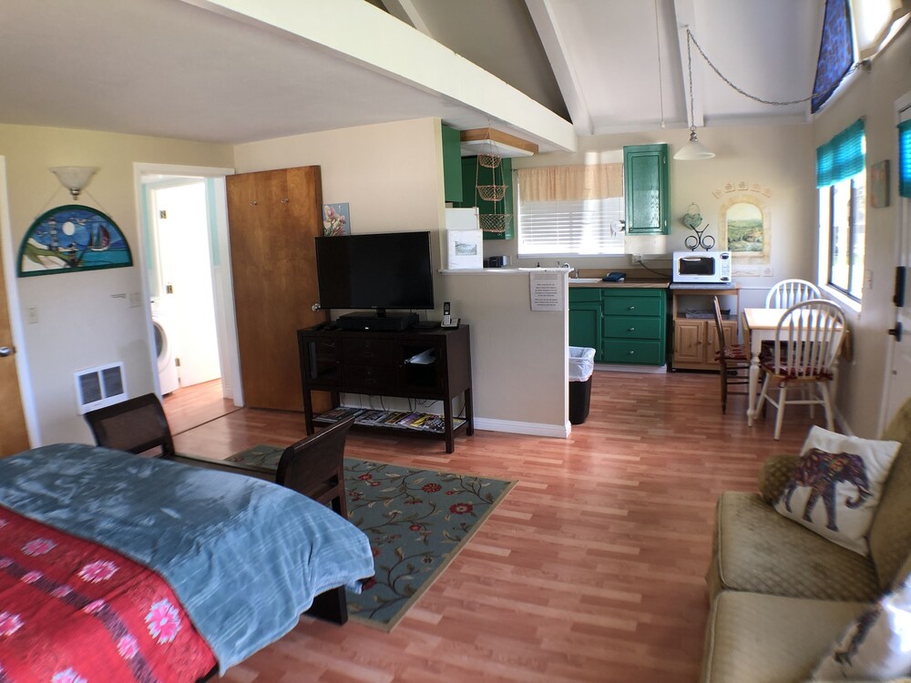 Charming, Colorful and Cozy - A Perfect Getaway for Two! in Mendocino, United States