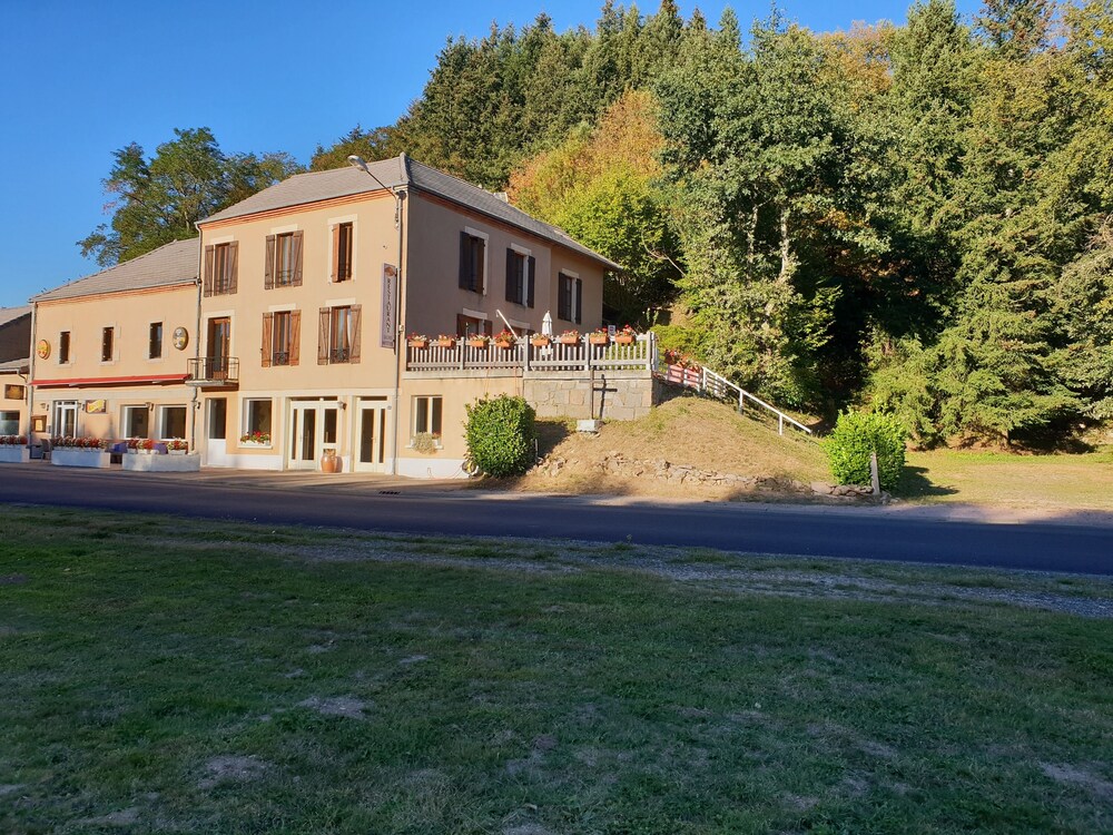 Cottage 13 People With Swimming Pool In Le Mayet De Montagne