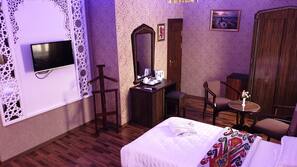 Iron/ironing board, free WiFi, linens