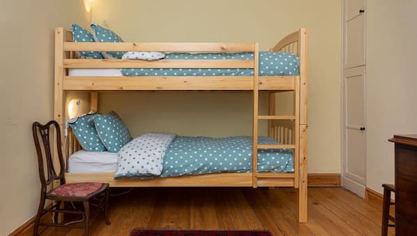 3 bedrooms, Egyptian cotton sheets, iron/ironing board, WiFi