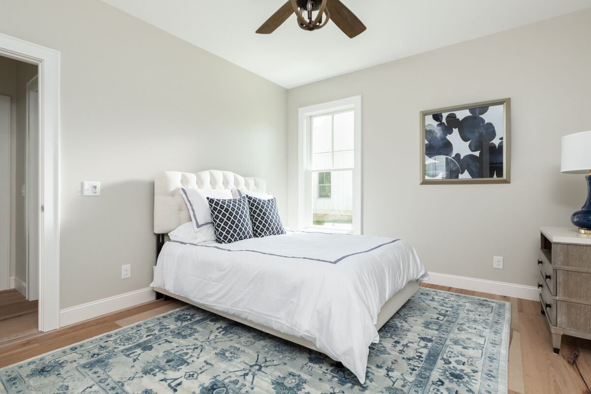 Bright, modern cottage with Mountain Views, WiFi and access to the Old Dairy Complex in Covington, United States
