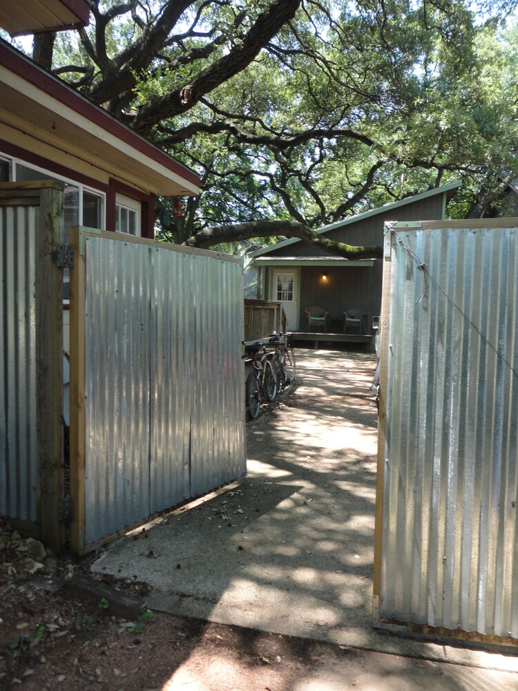 Best Central Location/Private Urban Oasis/ Travis Heights Near SoCo & Downtown