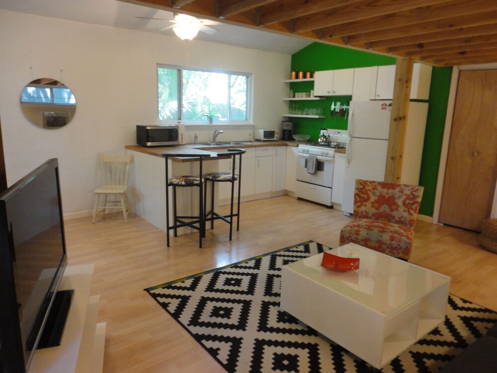 Best Central Location/Private Urban Oasis/ Travis Heights Near SoCo & Downtown