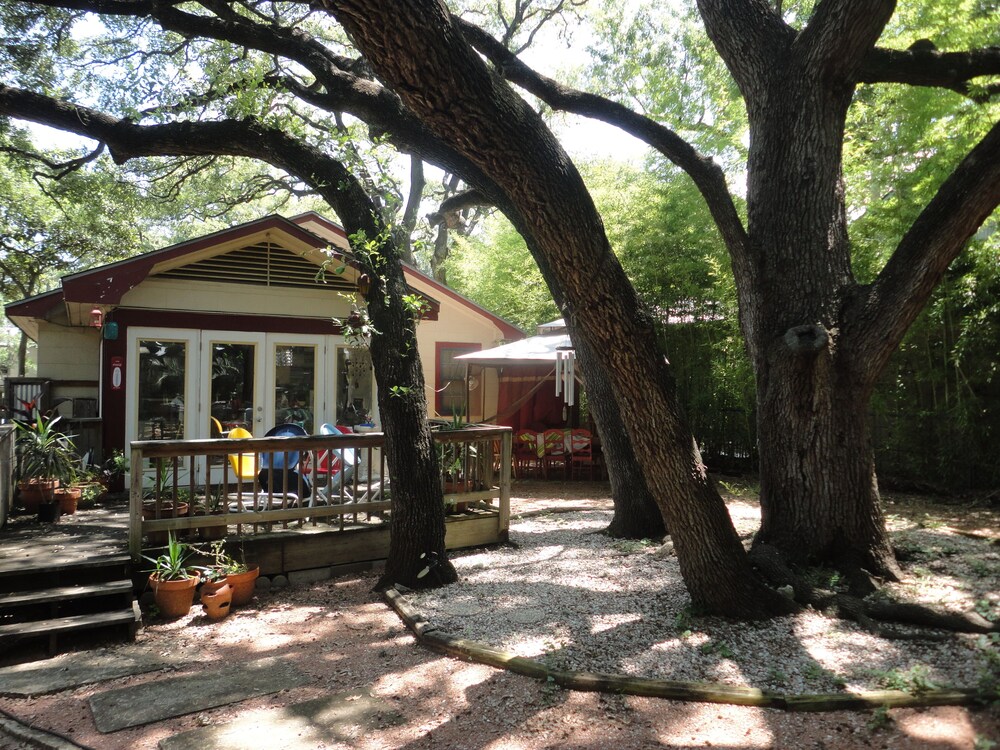 Best Central Location/Private Urban Oasis/ Travis Heights Near SoCo & Downtown