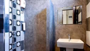 Dusche, kostenlose Toilettenartikel, Handtücher