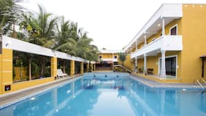 Swim-up Bar