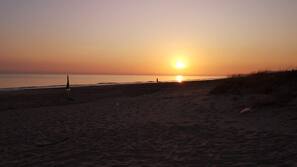 På stranden