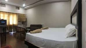 Free WiFi, linens