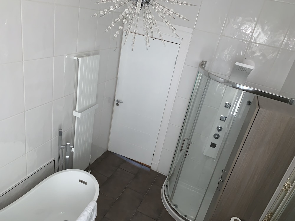 Village Tavern Apartment