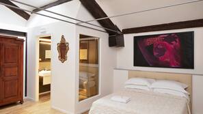 Minibar, in-room safe, free WiFi, linens