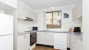 Full-size fridge, microwave, oven, stovetop
