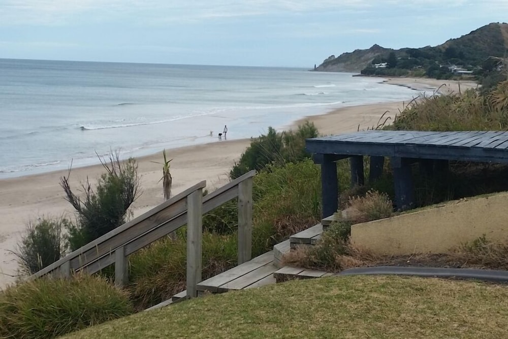 Wainui Absolute Beachfront Studio Unit Gisborne Bookabach