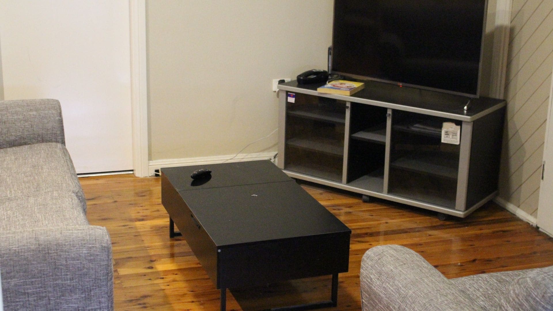 Scott House. K9's Welcome. New Kitchen & Bathroom.