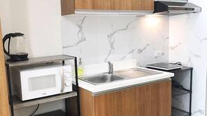 Microwave, cookware/dishes/utensils