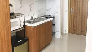 Microwave, cookware/dishes/utensils