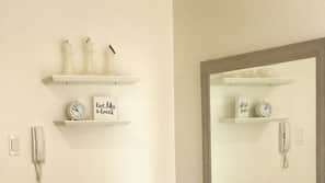 Microwave, cookware/dishes/utensils