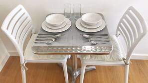 Microwave, cookware/dishes/utensils