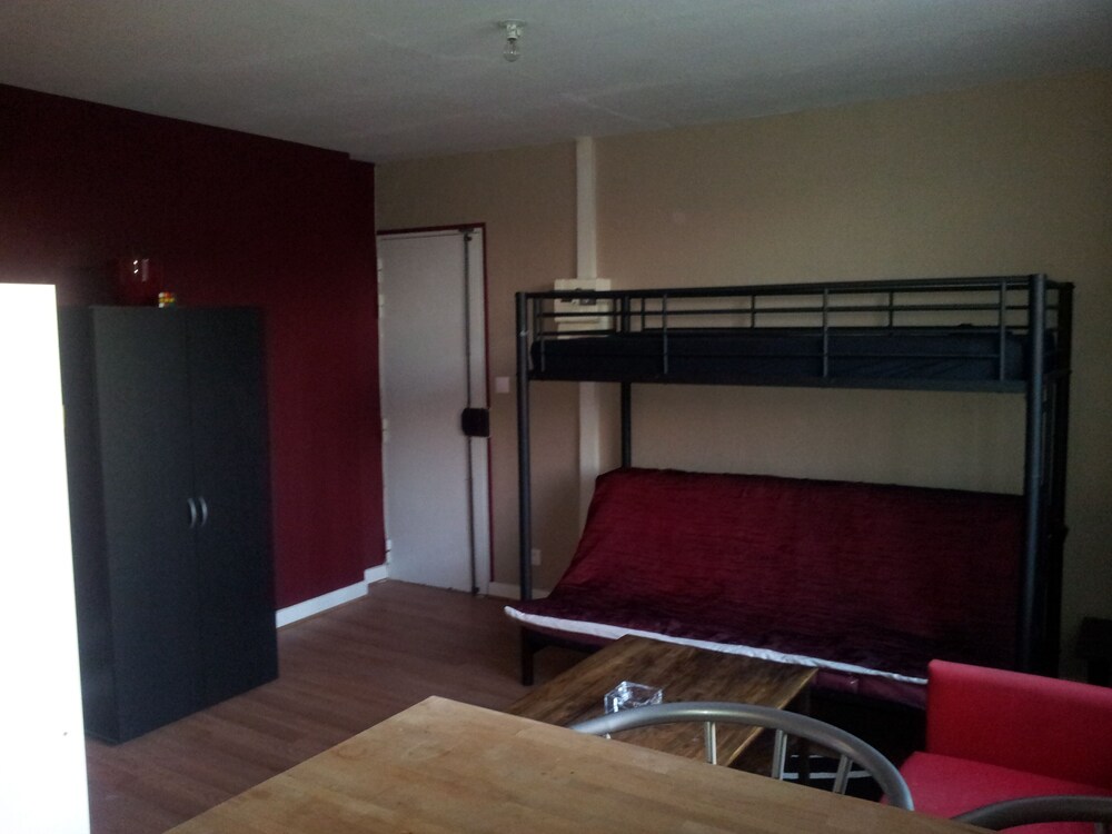 Studio near Paris Métro Robespierre Bagnolet Vrbo