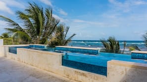 Piscine extérieure, chaises longues