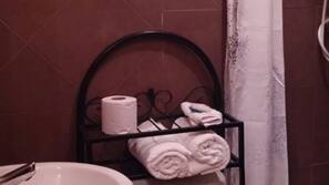 Shower, rainfall showerhead, free toiletries, towels