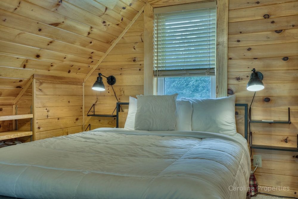 Kick Back Cabin by Carolina Properties Pet Friendly, Fire Pit, Views