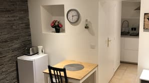 Réfrigérateur, micro-ondes, cafetière/bouilloire, bouilloire électrique