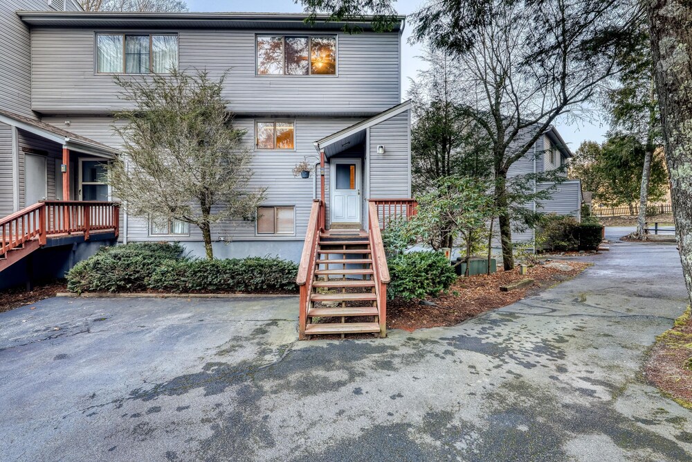 Spacious Tri Level Condo W Views Of Golf Course Pond Easy