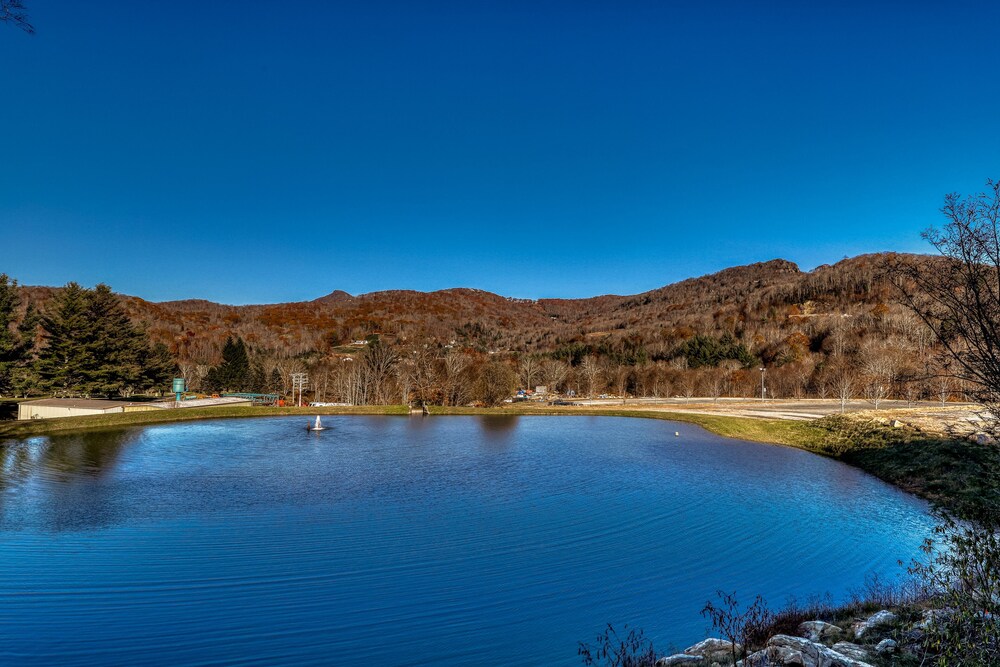 Spacious Tri Level Condo W Views Of Golf Course Pond Easy
