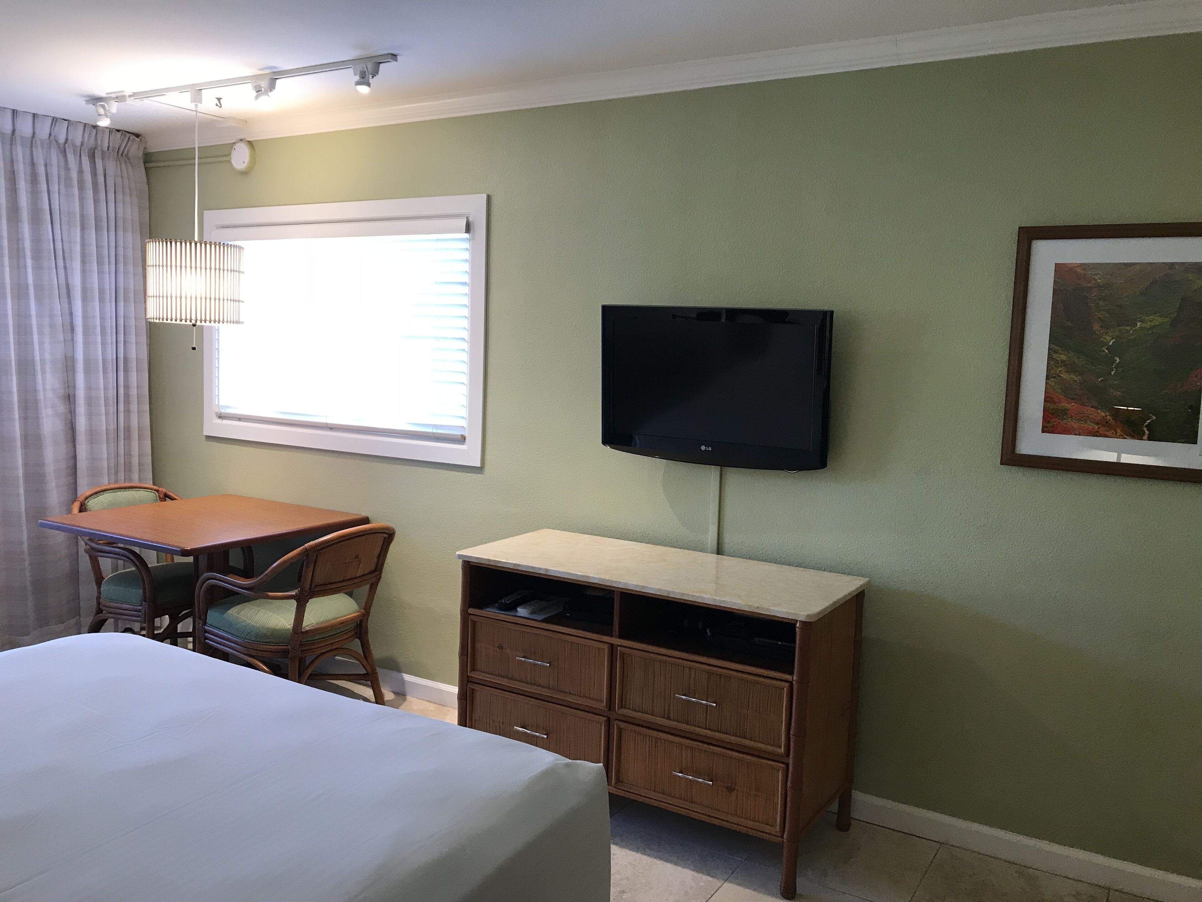 Beautiful Ground Floor Unit, Steps to the Beach and Pool With Ocean View in Kapaa, United States