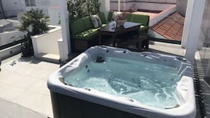 Outdoor spa bath