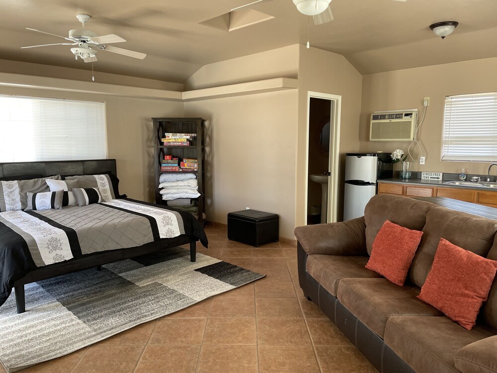 Tropical Sunridge Estates Large Family Pool Retreat6 minutes to Lake