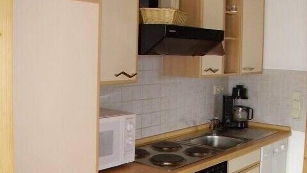 Kühlschrank, Mikrowelle, Ofen, Herd
