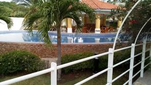 Una piscina al aire libre