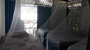 Tabla de planchar con plancha, wifi gratis, ropa de cama