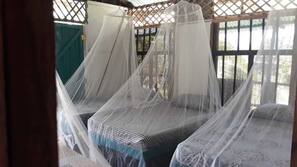 Tabla de planchar con plancha, wifi gratis, ropa de cama