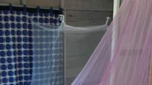 Tabla de planchar con plancha, wifi gratis, ropa de cama