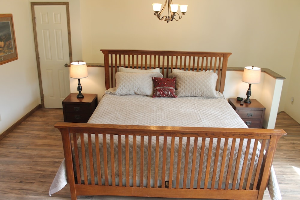 Arch View Studio, at Yellowstone National Park Entrance. Gardiner Vrbo