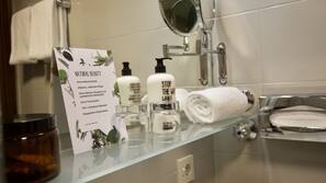 Kostenlose Toilettenartikel, Haartrockner, Handtücher