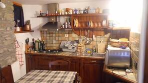 Grand réfrigérateur, micro-ondes, fourneau de cuisine, lave-vaisselle