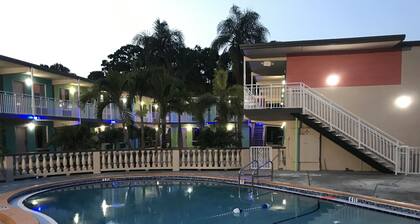 Tropical Inn & Suites