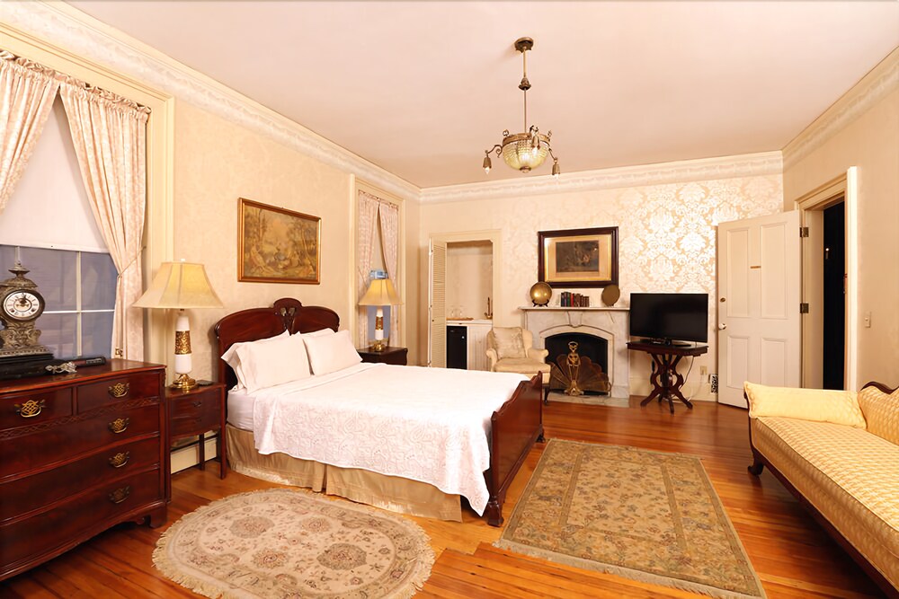The Old Court Bed And Breakfast In Providence Cheap Hotel Deals