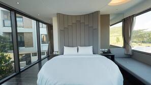 Desk, blackout drapes, free WiFi, linens