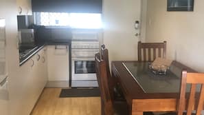 Full-sized fridge, microwave, oven, hob