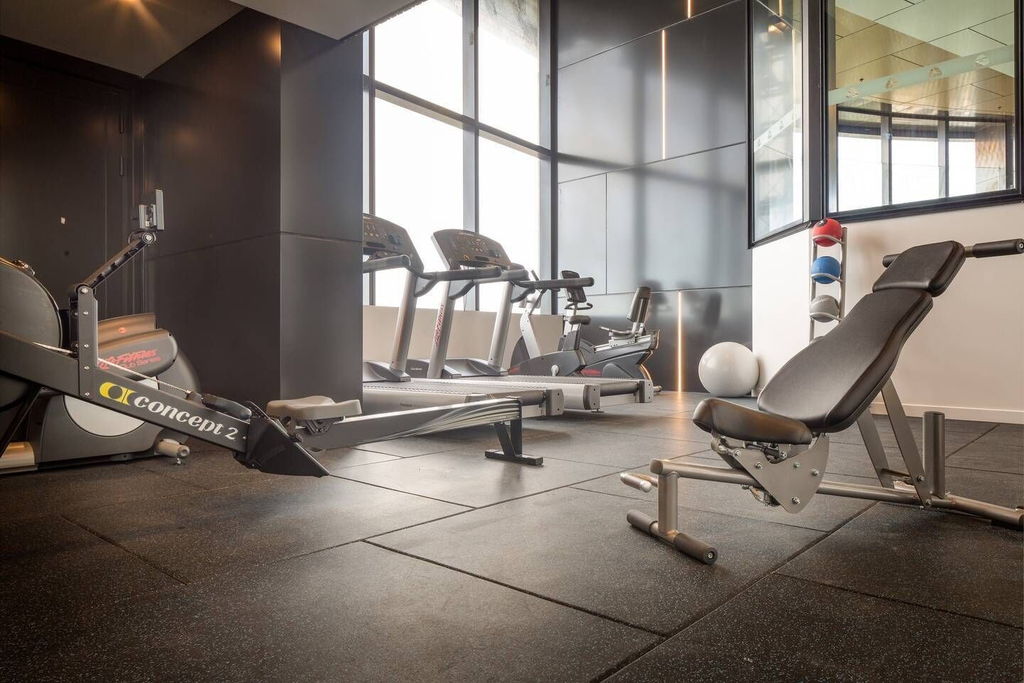 Spectacular City views; Pool and Free Parking