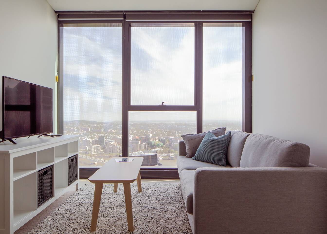 Spectacular City views; Pool and Free Parking